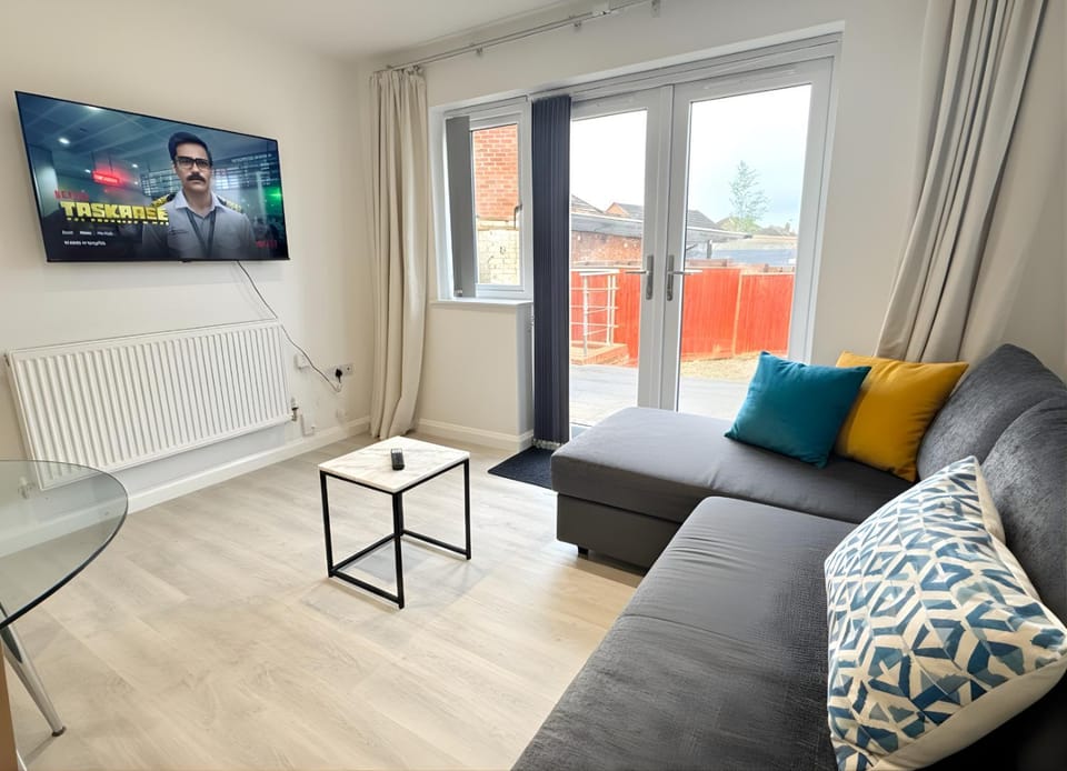 Communal lounge/ TV room, TV and multimedia, Living room, Seating area, Evening entertainment