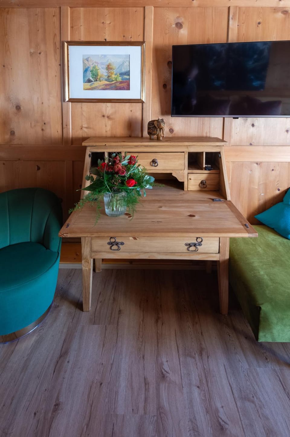 Photo of the whole room, Bedroom