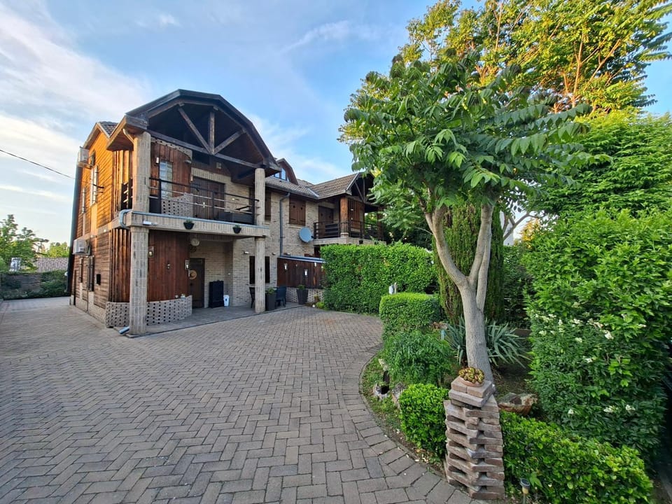 Property building, Garden, Parking