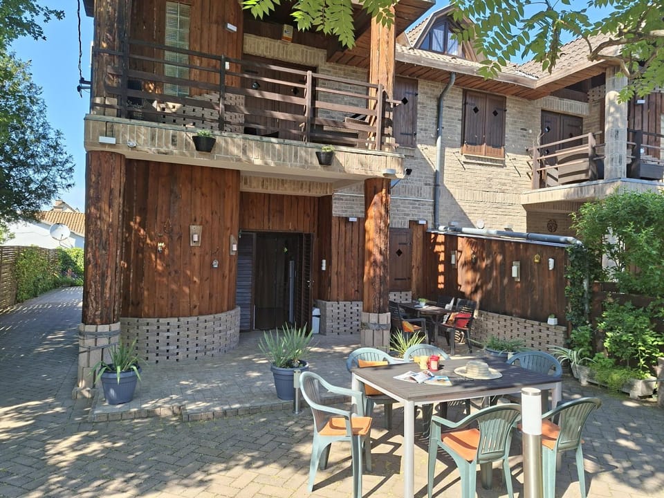 Property building, Patio, Balcony/Terrace