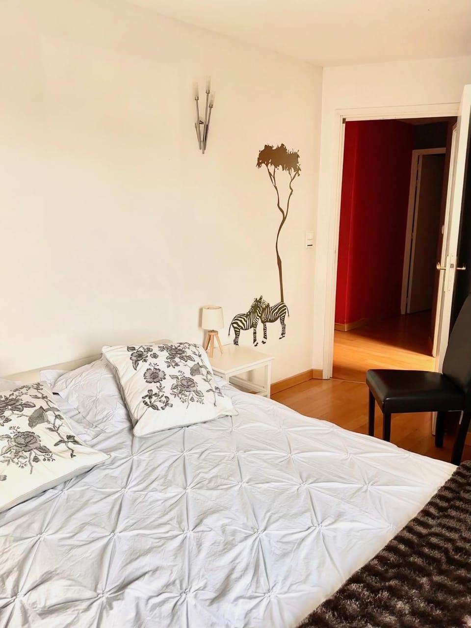 Photo of the whole room, Bedroom