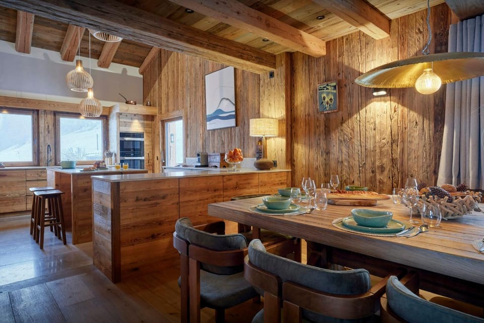 Kitchen or kitchenette, Dining area