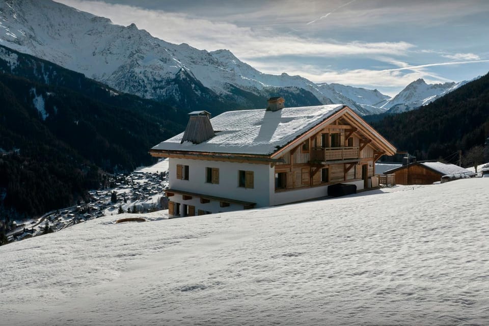 Property building, Day, Natural landscape, Winter, Mountain view