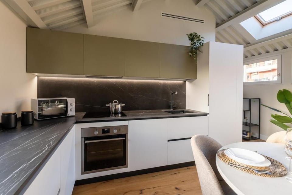 Attic Design - Duomo 15 Min - Free WiFi Apartment in Milan