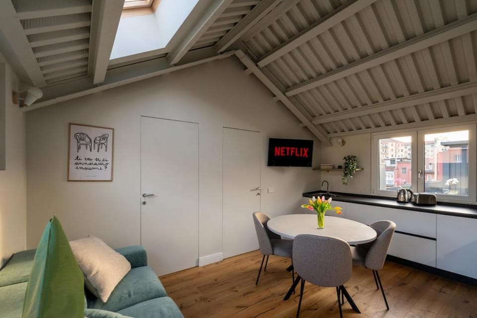 Attic Design - Duomo 15 Min - Free WiFi Apartment in Milan