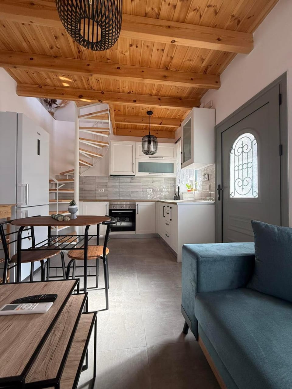 Kitchen or kitchenette, Seating area, Dining area