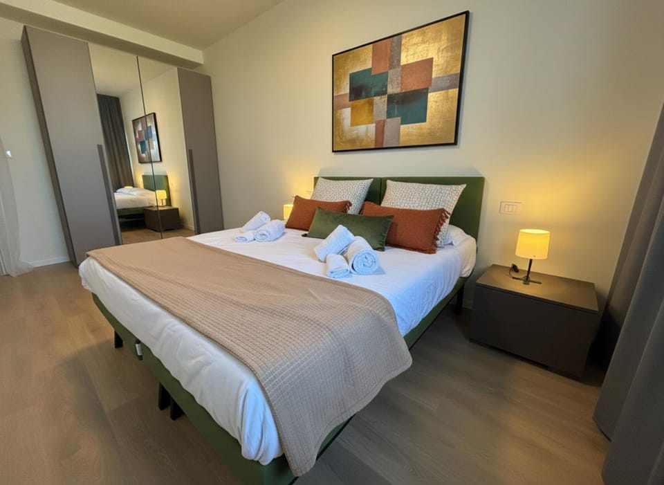 Photo of the whole room, Bedroom, towels
