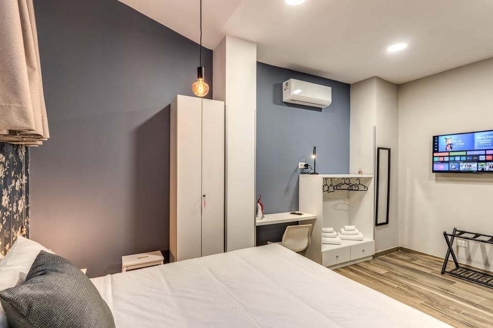 Bed, TV and multimedia, Photo of the whole room, Bedroom, towels, air conditioner