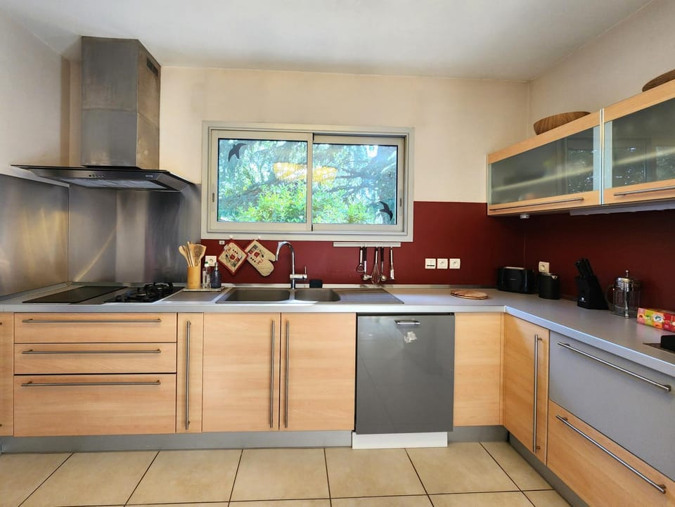 Kitchen or kitchenette, dishwasher, stove