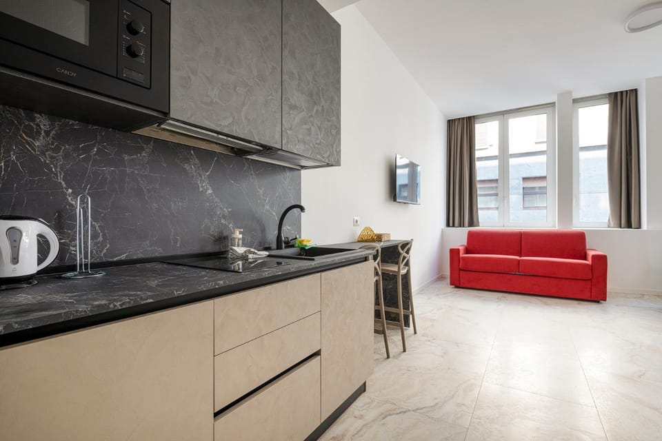 Coffee/tea facilities, Kitchen or kitchenette, stove