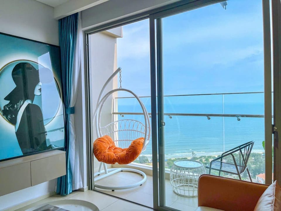 Communal lounge/ TV room, Natural landscape, TV and multimedia, View (from property/room), Balcony/Terrace, Living room, Seating area, Evening entertainment, Sea view
