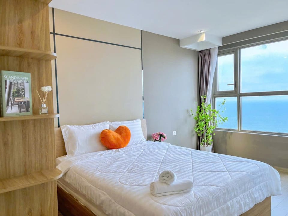 Bed, Bedroom, Sea view, towels