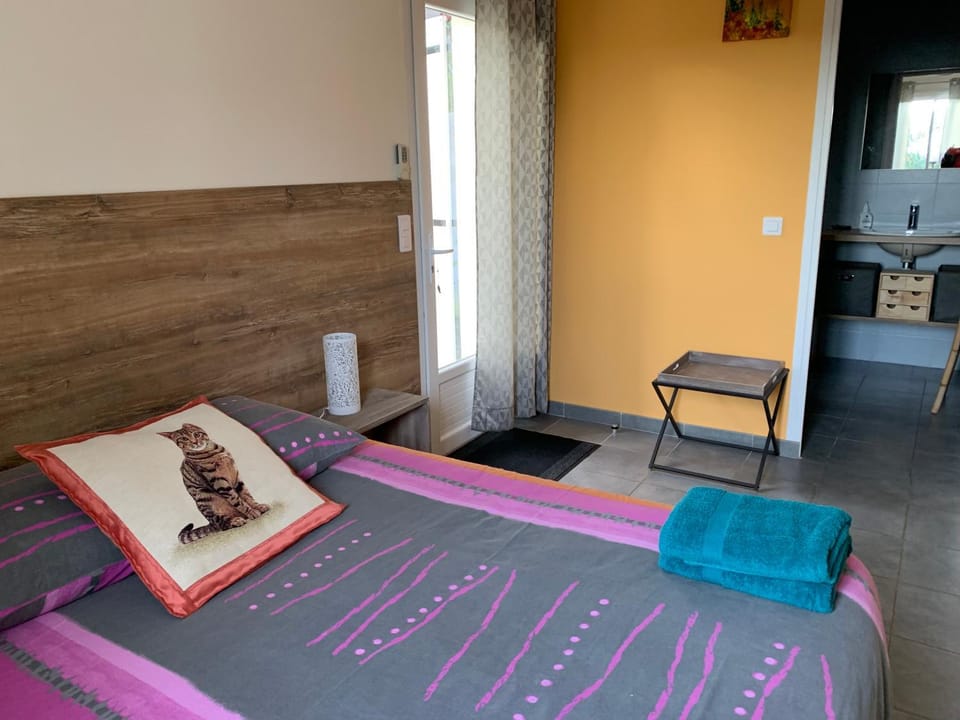 Property building, Bed, Photo of the whole room, towels