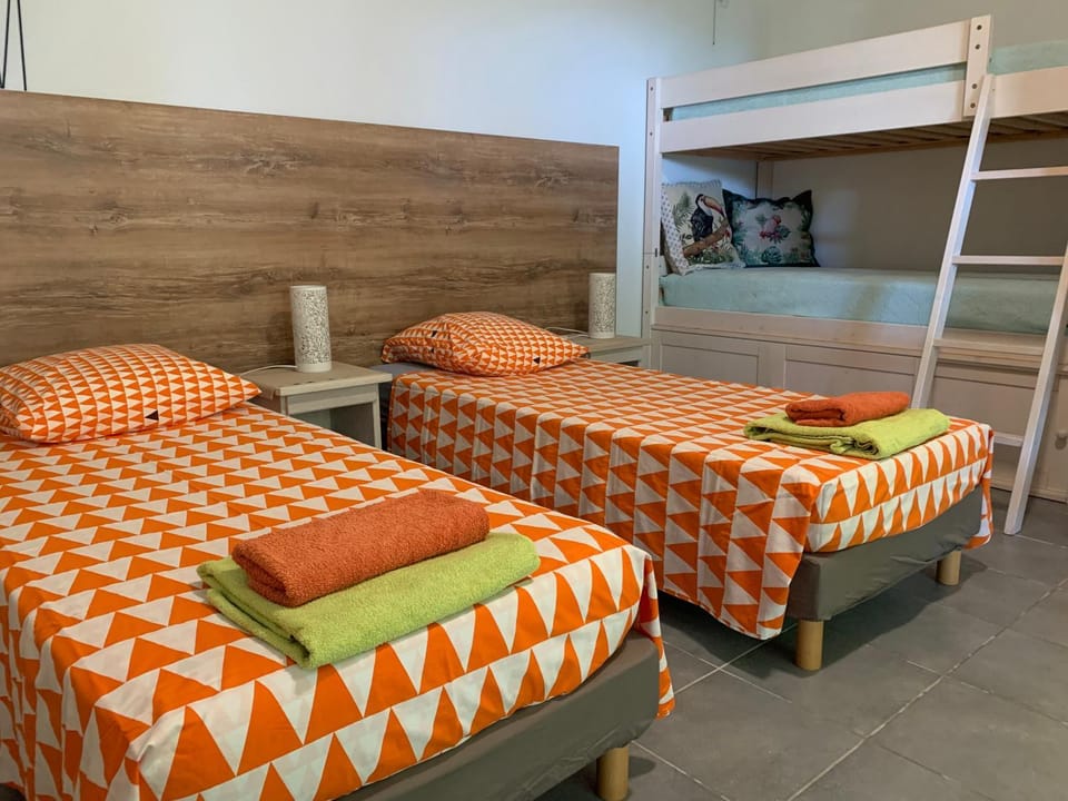 Photo of the whole room, bunk bed, towels