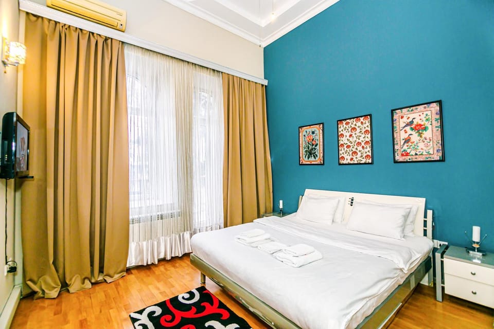 Bed, TV and multimedia, Photo of the whole room, Bedroom