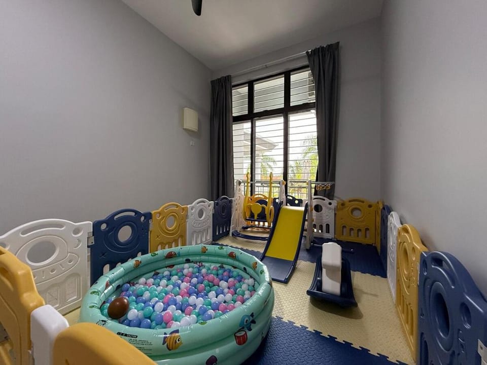 NEW Pool, HauVilla ,Arcade, TownArea 5BR 20PAX Villa in Malacca