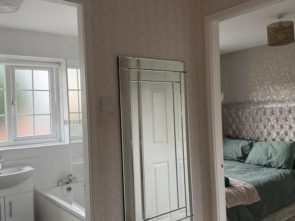 Bed, Bathroom, Photo of the whole room, Bedroom, towels