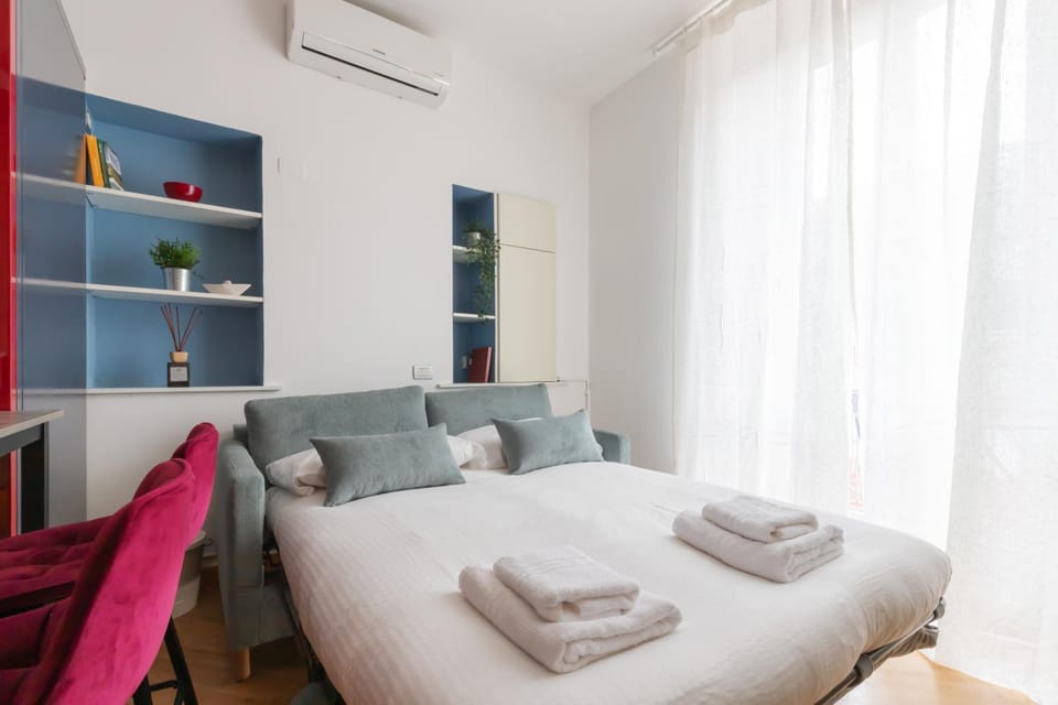 Living room, towels, air conditioner