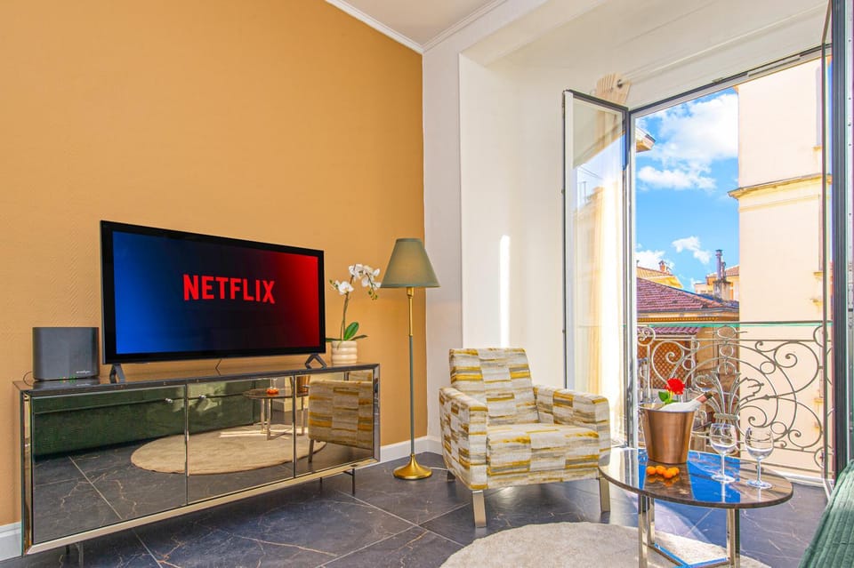 TV and multimedia, Balcony/Terrace, Living room, Seating area, air conditioner