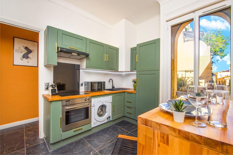Coffee/tea facilities, Kitchen or kitchenette, Dining area, microwave, oven, stove, toaster, washing machine