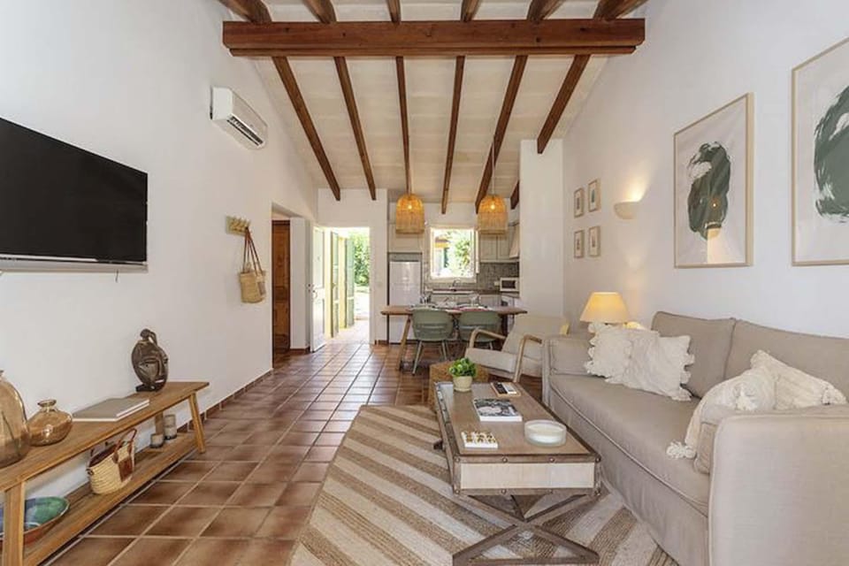 TV and multimedia, Living room, Lobby or reception, Dining area, air conditioner