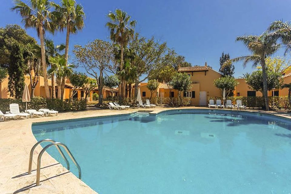 Off site, Day, Summer, Swimming pool, sunbed