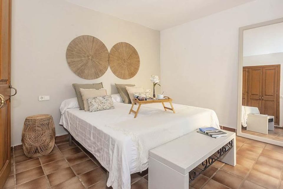 Bed, Photo of the whole room, Decorative detail, Bedroom