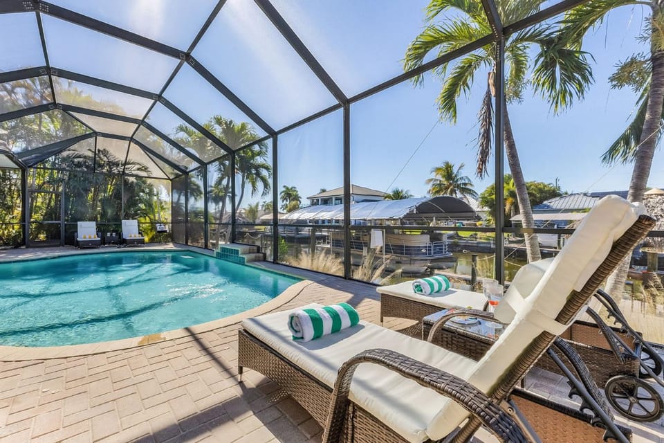 Waterfront Fun with Heated Pool, Dock & Tiki Hut in Cape Coral - Coral Villa Getaway - Roelens House in Cape Coral