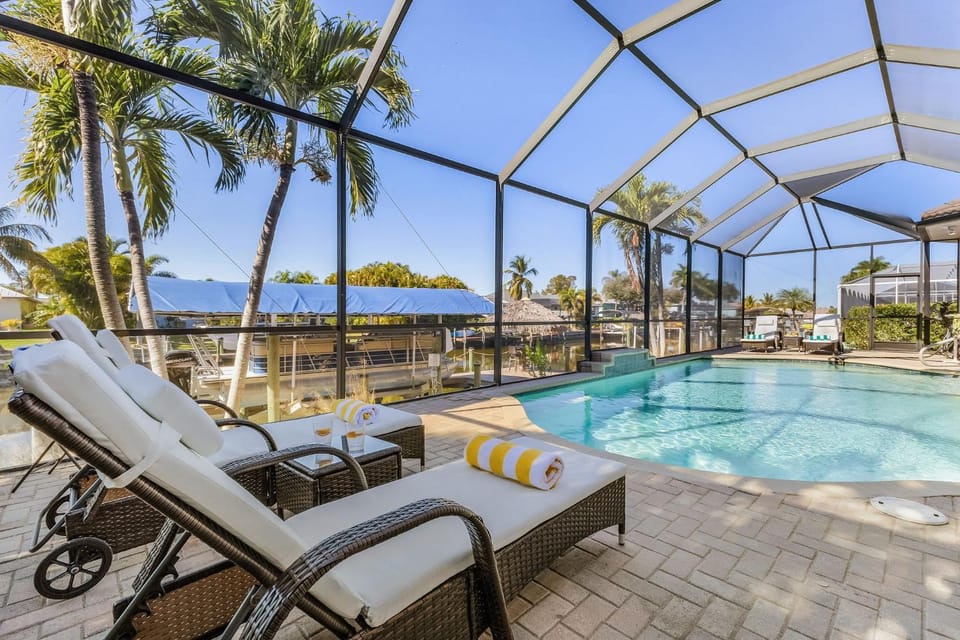 Waterfront Fun with Heated Pool, Dock & Tiki Hut in Cape Coral - Coral Villa Getaway - Roelens House in Cape Coral