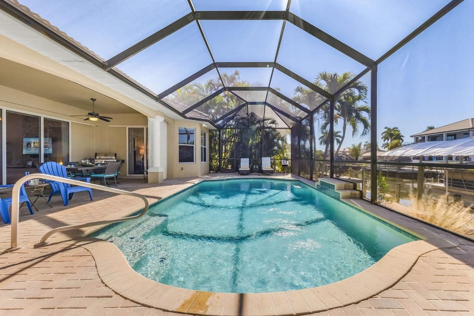 Waterfront Fun with Heated Pool, Dock & Tiki Hut in Cape Coral - Coral Villa Getaway - Roelens House in Cape Coral