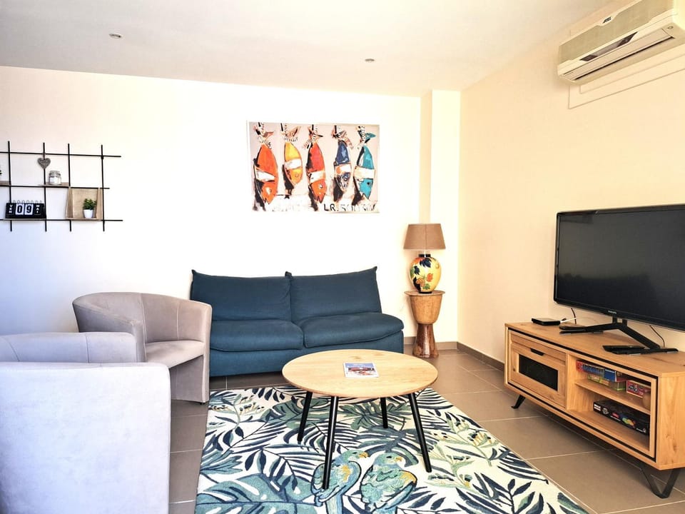 Communal lounge/ TV room, TV and multimedia, Living room, Sea view