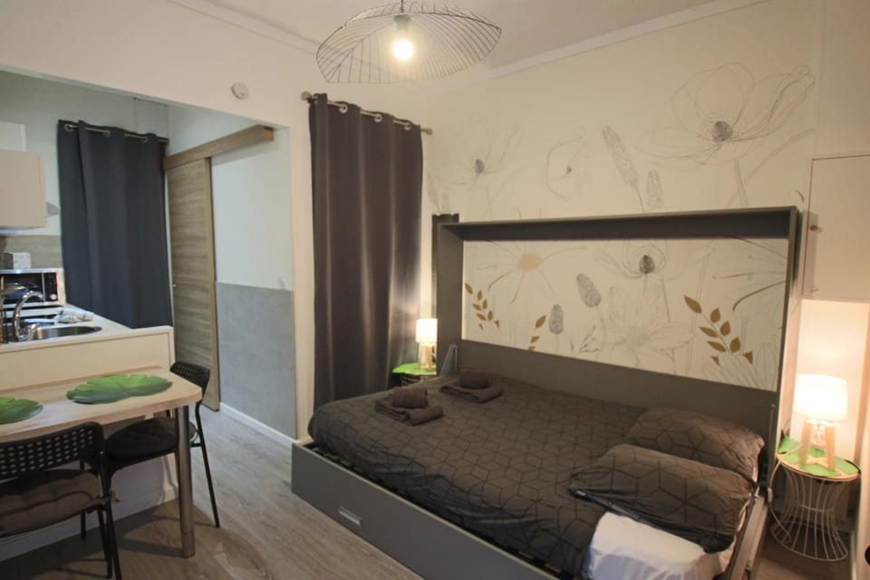 Bed, Dining area, kitchen