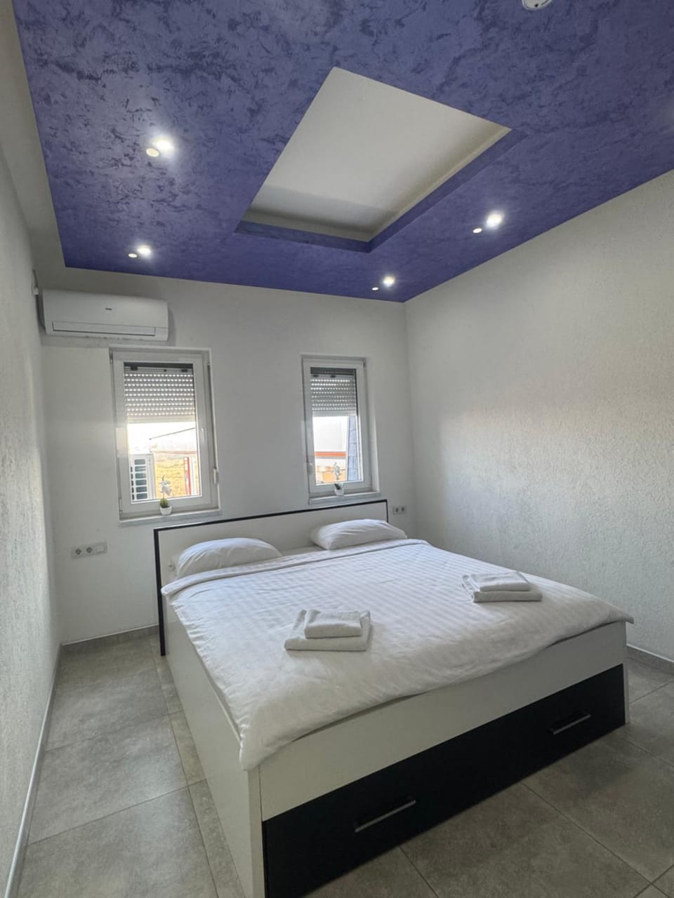 Bed, Photo of the whole room, Bedroom, air conditioner