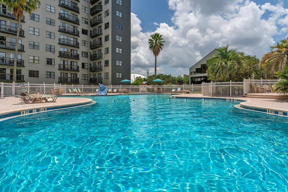 Property building, Balcony/Terrace, Swimming pool, sunbed