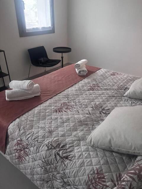 Bed, heating, towels, air conditioner