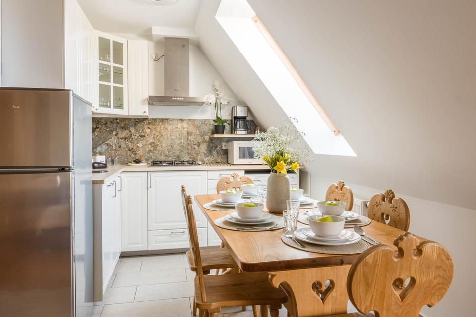 Kitchen or kitchenette, Dining area