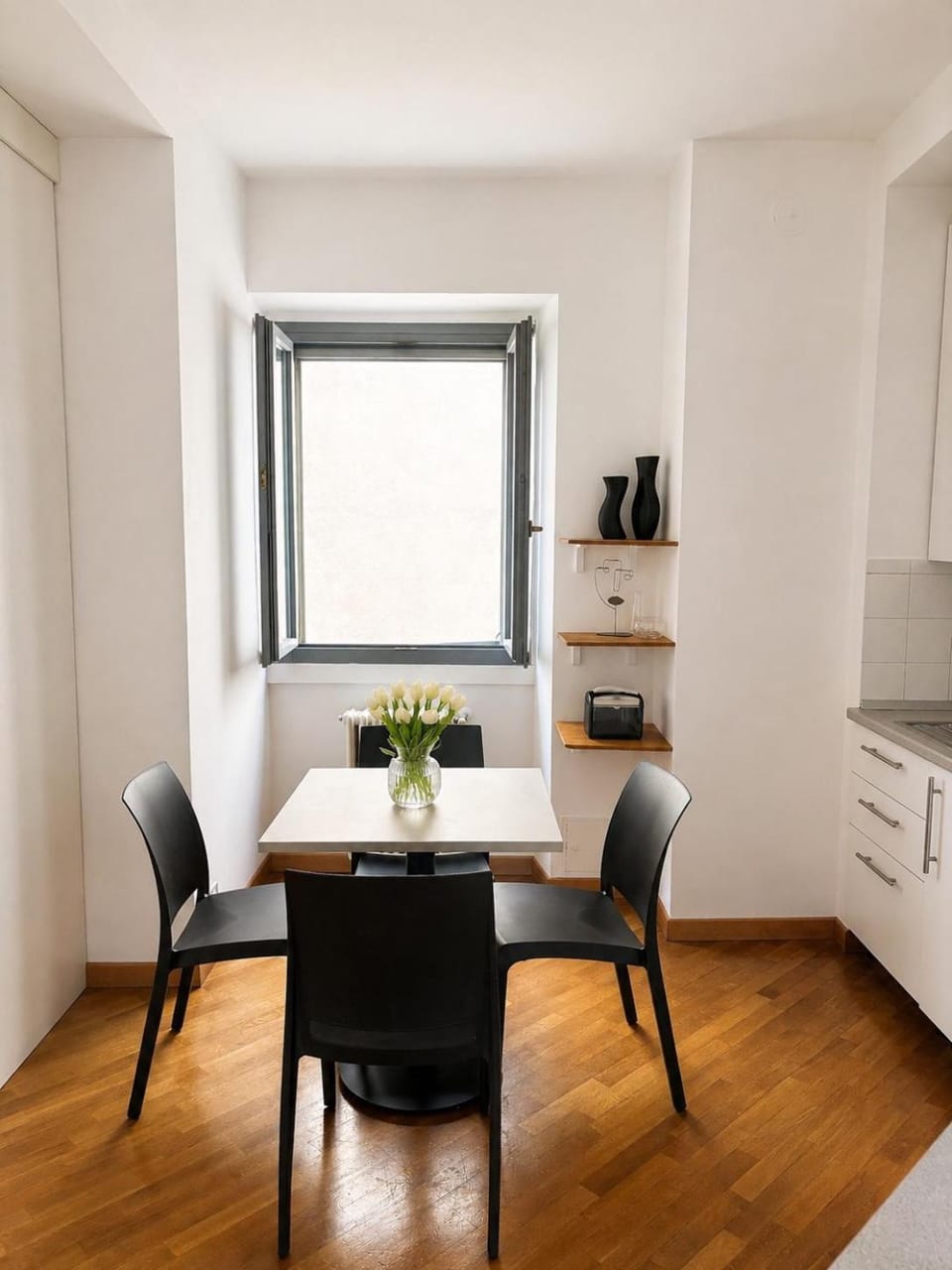 Kitchen or kitchenette, Dining area