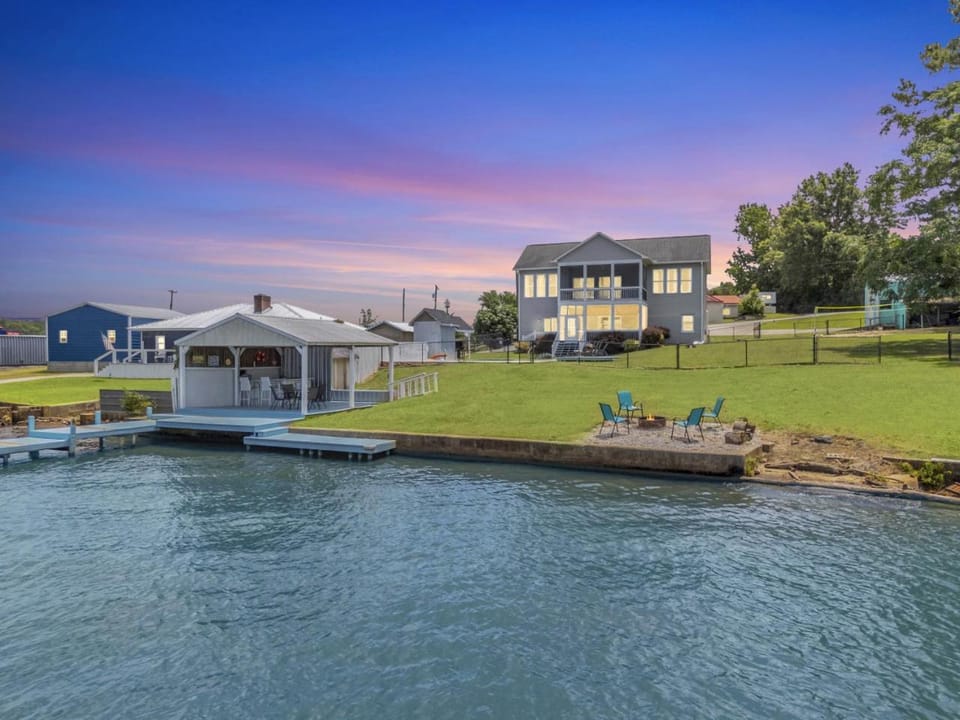 Lakefront Getaway with Dock Pool Sunset Games House in Lake Greenwood
