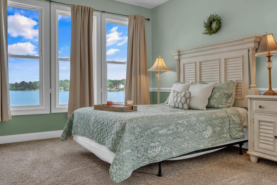 Lakefront Getaway with Dock Pool Sunset Games House in Lake Greenwood
