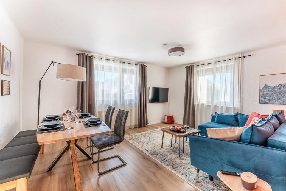 TV and multimedia, Living room, Seating area, Dining area