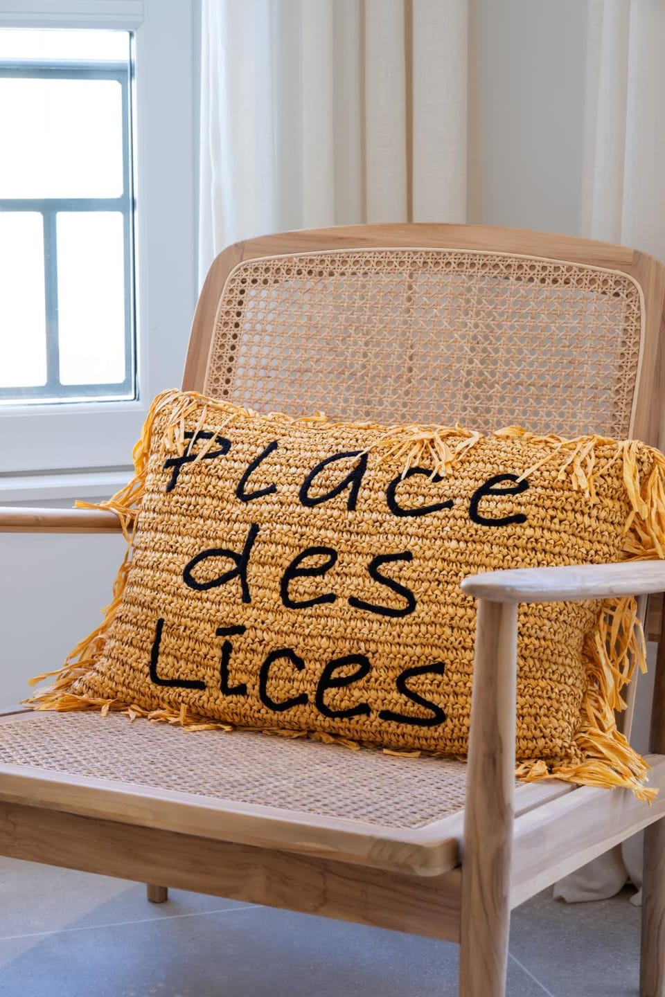 Living room, Text overlay