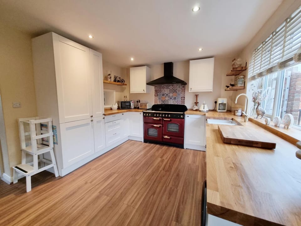 Kitchen or kitchenette, dishwasher, oven, pet friendly, stove, washing machine