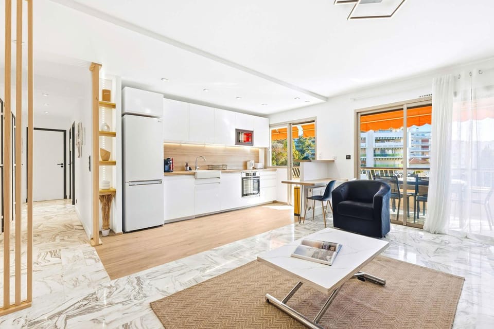 Kitchen or kitchenette, Living room, Seating area, oven