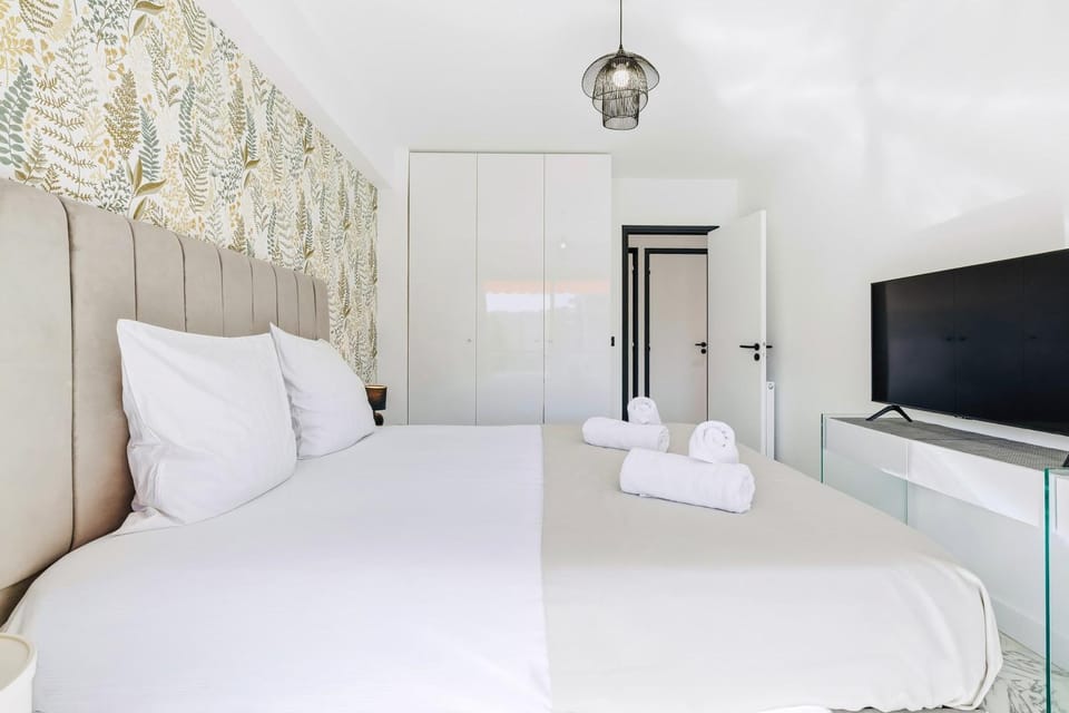 Bed, TV and multimedia, Bedroom, towels