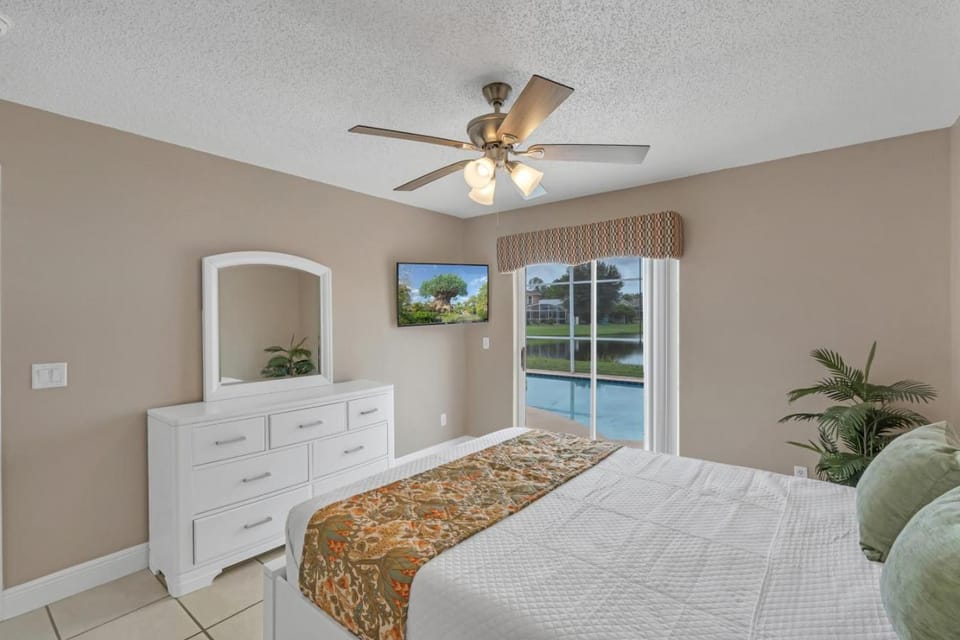 Lakefront Home Game Room & Views House in Kissimmee