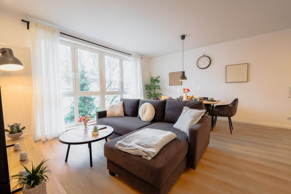 Bed, Living room, Photo of the whole room, Seating area, Dining area, Bedroom