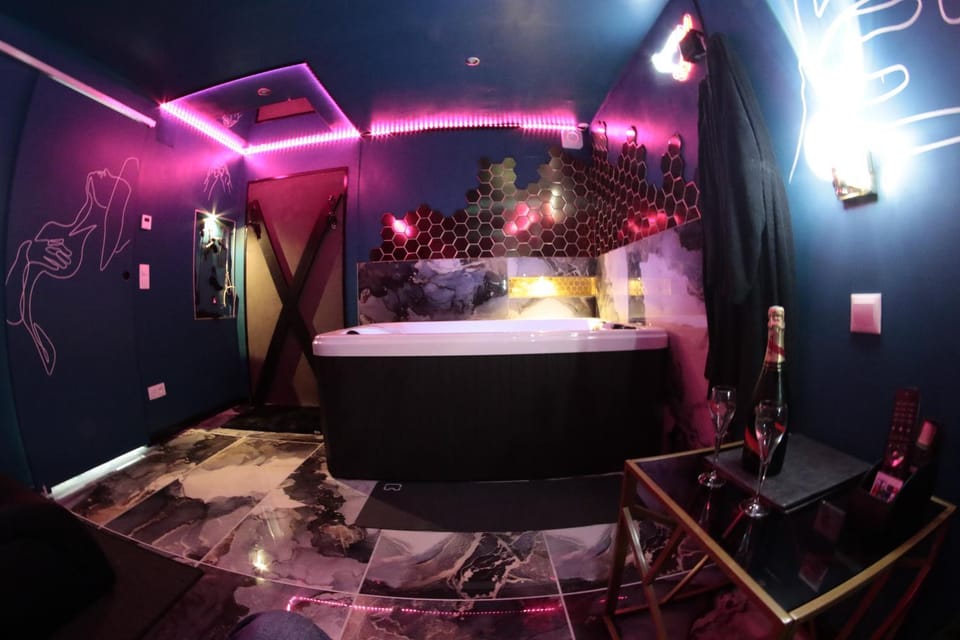 Le Confidentiel -Love Room, marbres, jeux, jacuzzi Apartment in Grand Est