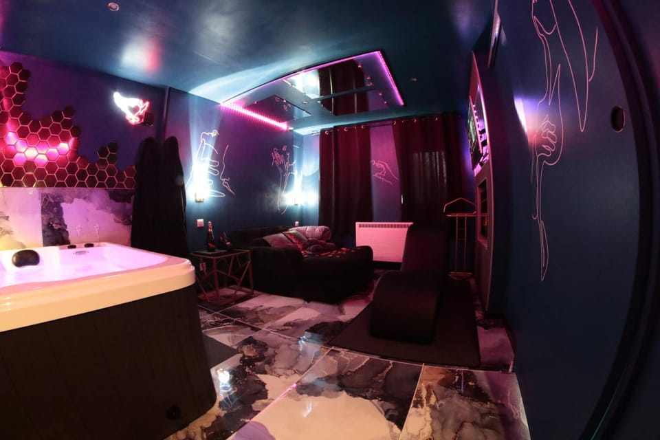 Le Confidentiel -Love Room, marbres, jeux, jacuzzi Apartment in Grand Est