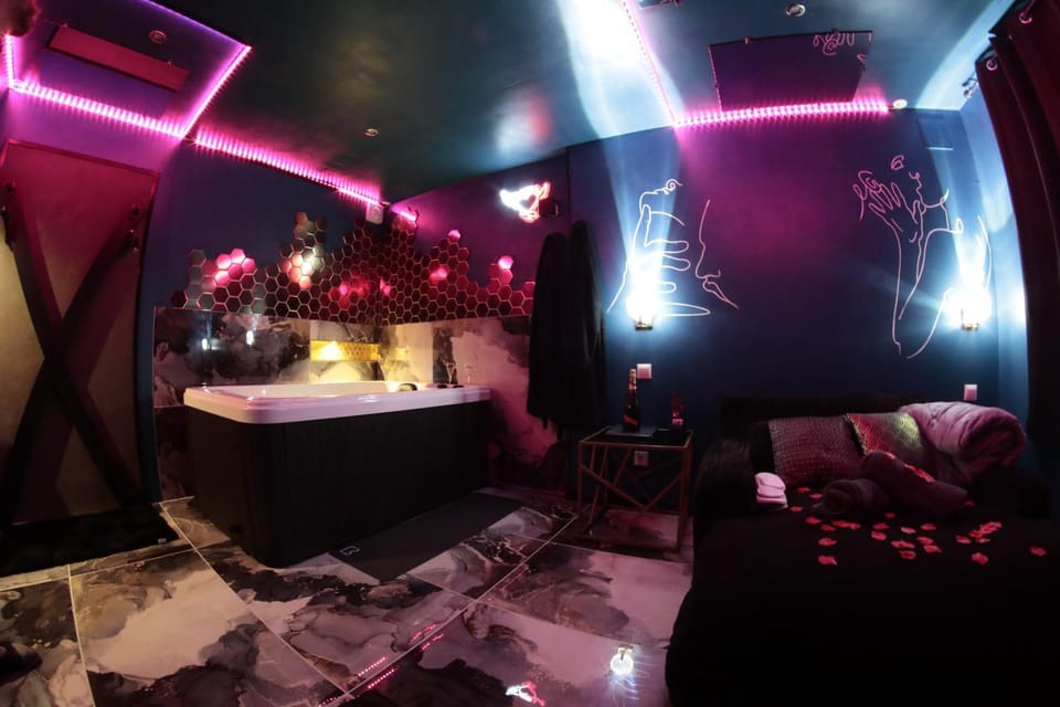 Le Confidentiel -Love Room, marbres, jeux, jacuzzi Apartment in Grand Est