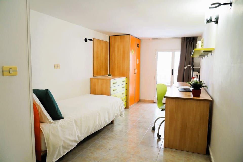 Bed, Photo of the whole room, Seating area, Bedroom, wardrobe